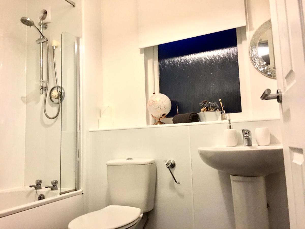 Central Spacious 2 Bedroom By Union Square Free Parking 애버딘 외부 사진
